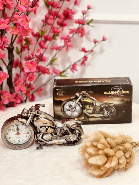 ساعة ديكور مع منبه